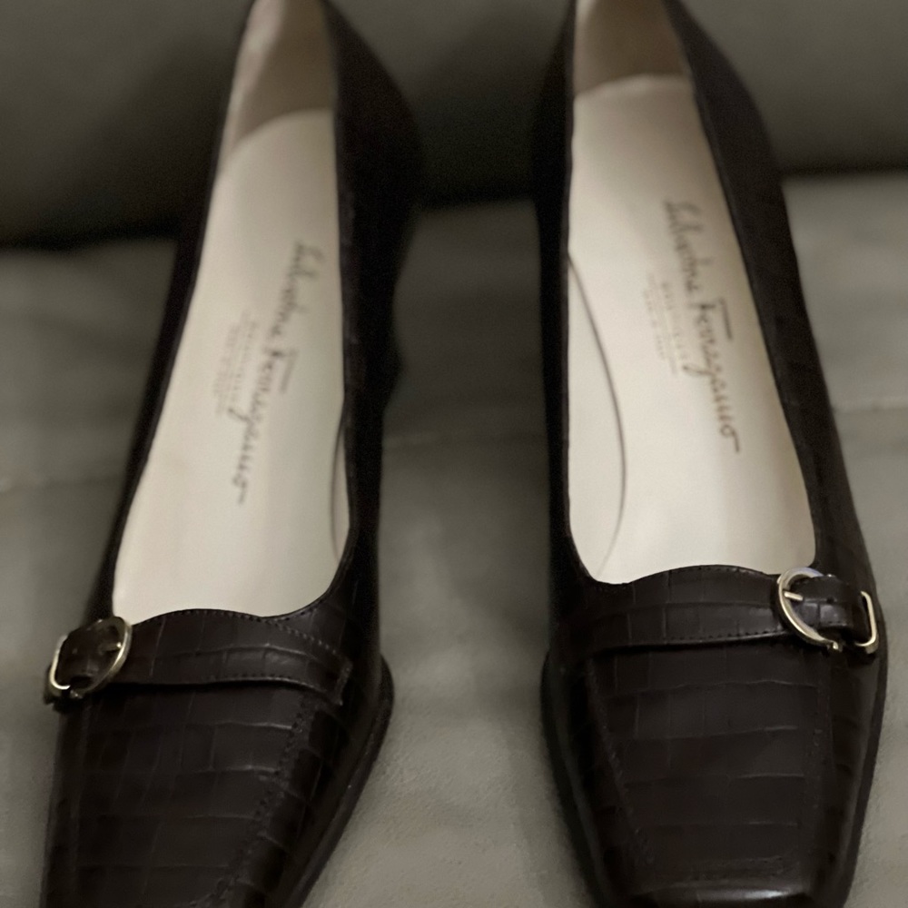 Salvatore Ferragamo boutique / Made in Italy/ brown alligator pumps. Sz 8 4A.